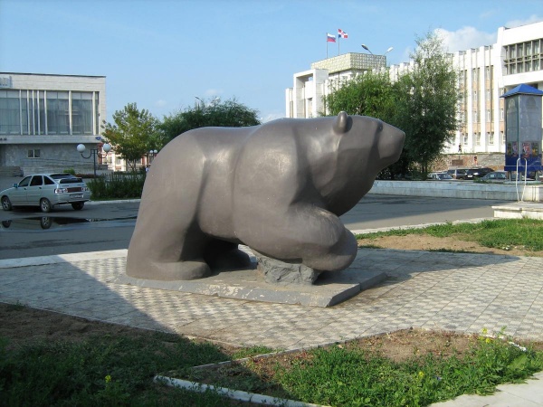 Памятник медведь на скамейке